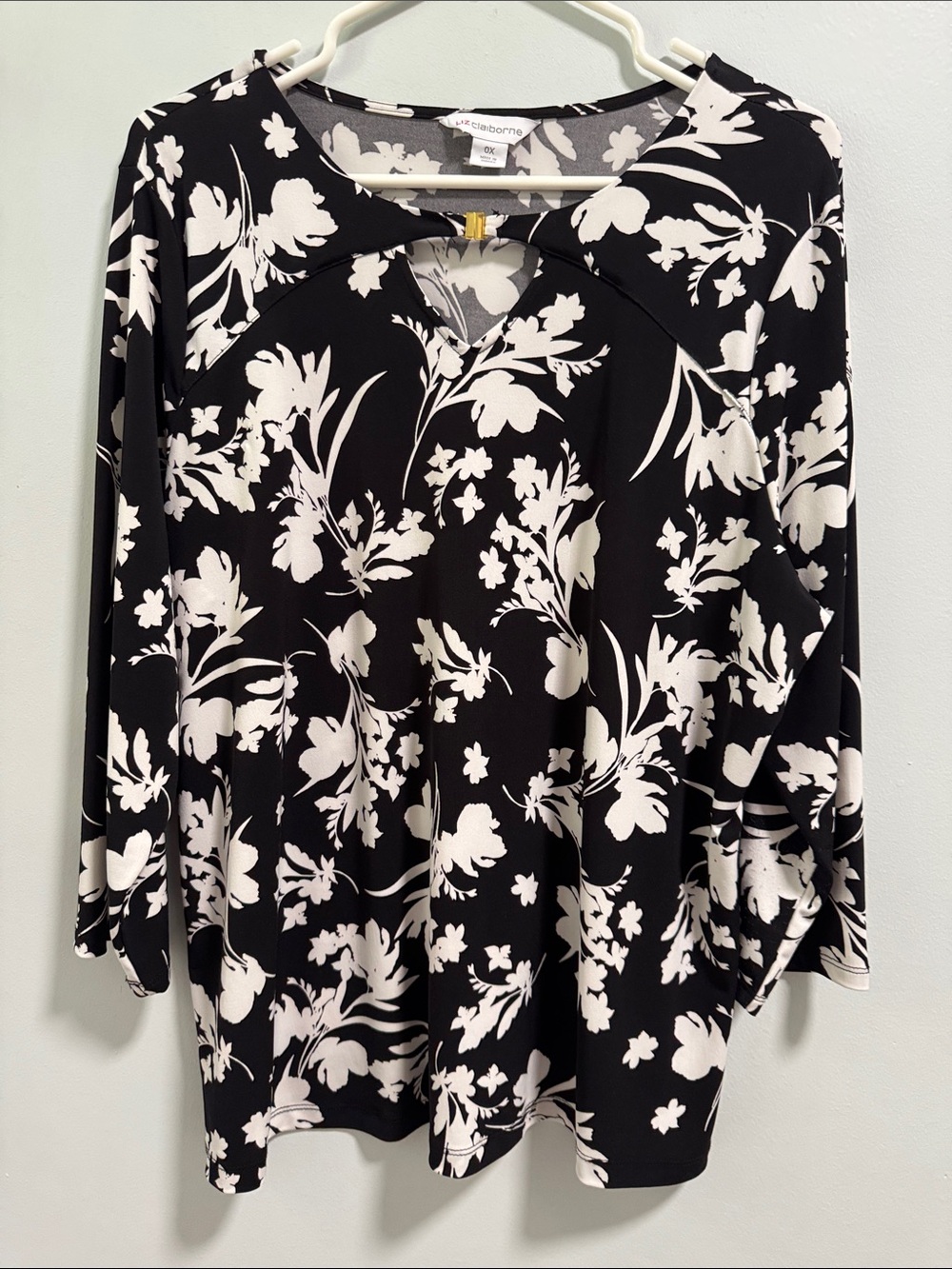Liz Claiborne Black and White Floral Keyhole Long Sleeve Tee